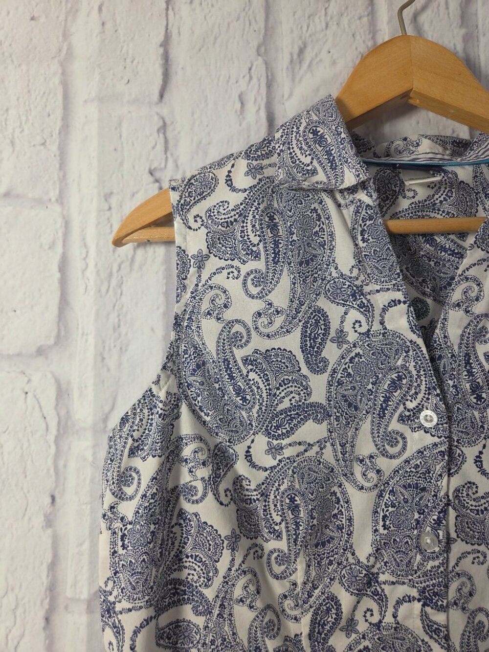 Basic Editions Medium Blue Paisley Button Front Sleeveless Cotton Blend Blouse - Picture 4 of 7